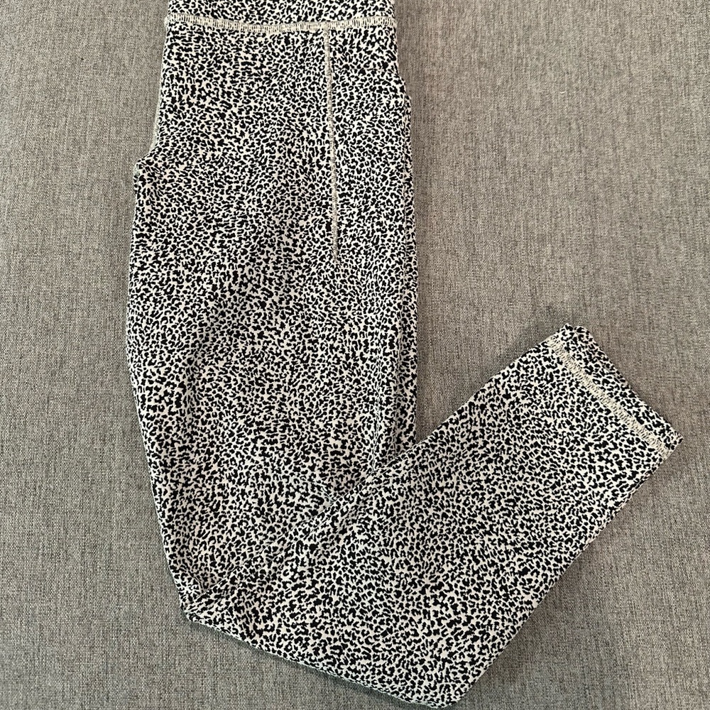 Like new Athleta Salutation stash texture
